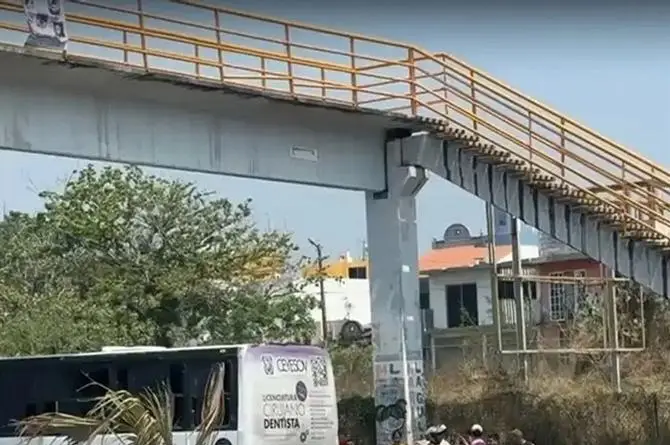 ¡Se creyó Supergirl! Estudiante se avienta del puente peatonal de la Rafael Cuervo (+foto)